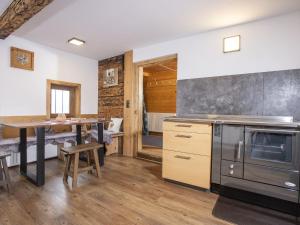 Kuchyňa alebo kuchynka v ubytovaní Holiday Home Hochzillertalblick by Interhome