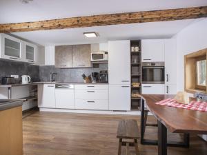 Kuchyňa alebo kuchynka v ubytovaní Holiday Home Hochzillertalblick by Interhome