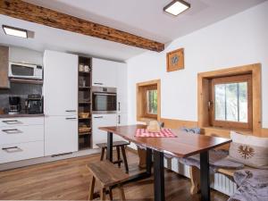 Kuchyňa alebo kuchynka v ubytovaní Holiday Home Hochzillertalblick by Interhome