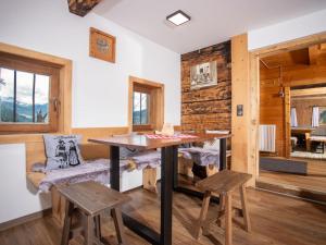 Kuchyňa alebo kuchynka v ubytovaní Holiday Home Hochzillertalblick by Interhome