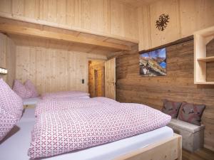Posteľ alebo postele v izbe v ubytovaní Holiday Home Hochzillertalblick by Interhome