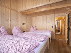 Posteľ alebo postele v izbe v ubytovaní Holiday Home Hochzillertalblick by Interhome