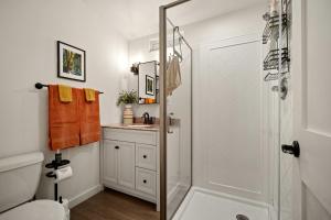 Ένα μπάνιο στο Tranquil, Creekside Cabin in the Forest of Sequim, Washington, Perfect for a Glamping Getaway from Seattle +35 φωτογραφίες