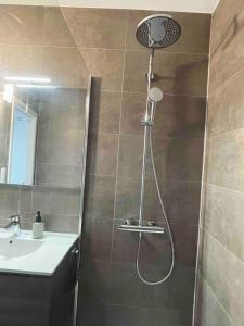 Et badeværelse på Magnifique appartement vue sur plage + 18 billeder