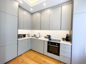 Η κουζίνα ή μικρή κουζίνα στο Stylish One Bed Flat in Paddington Pool and gym next door Free secure underground parking nearby