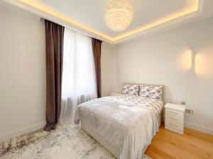 Ένα ή περισσότερα κρεβάτια σε δωμάτιο στο Stylish One Bed Flat in Paddington Pool and gym next door Free secure underground parking nearby