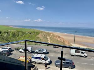 un estacionamiento con coches estacionados junto a una playa en Penthouse North Sea Front, en Saltburn-by-the-Sea 11 fotos más