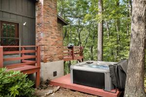 Fotografie z fotogalerie ubytování Hot Tub Deck Screened Porch Fire Pit & WiFi v destinaci Basye