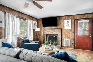 Posezení v ubytování Hot Tub Deck Screened Porch Fire Pit & WiFi + 27 fotografií