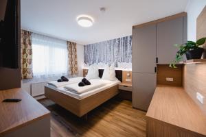 オーバータウエルンにあるELLIS Apartmentのベッドと2匹の猫がいる寝室
