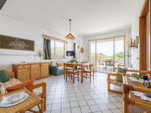 een woonkamer met een bank en een tafel bij Apartment Cicladi Milos by Interhome in Santa Flavia