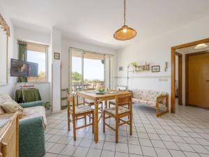 een woonkamer met een tafel en een bank bij Apartment Cicladi Milos by Interhome in Santa Flavia