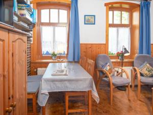ein Esszimmer mit Tisch und Stühlen in der Unterkunft Apartment Krause by Interhome in Norden