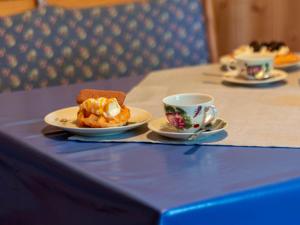 ein Tisch mit zwei Tellern Essen und einer Tasse Kaffee in der Unterkunft Apartment Krause by Interhome in Norden + 26 Fotos