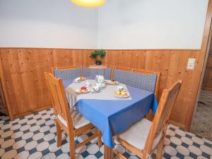 einem blauen Tisch mit Stühlen und einem Tee-Set darauf in der Unterkunft Apartment Krause by Interhome in Norden