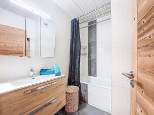 Koupelna v ubytování Apartment Champ Bozon by Interhome