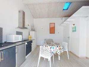 Η κουζίνα ή μικρή κουζίνα στο Holiday Home Les Hauts du Parc by Interhome