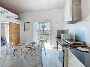 Η κουζίνα ή μικρή κουζίνα στο Holiday Home Les Hauts du Parc by Interhome
