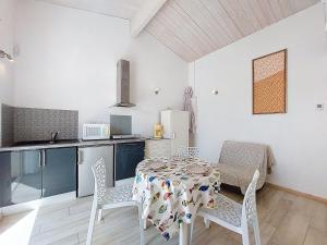 Η κουζίνα ή μικρή κουζίνα στο Holiday Home Les Hauts du Parc by Interhome +13 φωτογραφίες