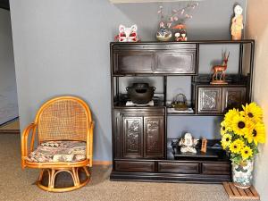 Zimmer mit einem Regal mit einem Stuhl und einem Tisch in der Unterkunft 吉祥民宿 in Kyoto