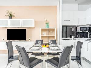 eine Küche und ein Esszimmer mit Tisch und Stühlen in der Unterkunft Apartment Castillo de Santa Clara-1 by Interhome in Torremolinos