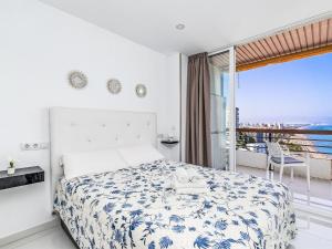 ein Schlafzimmer mit einem Bett und einem Balkon in der Unterkunft Apartment Castillo de Santa Clara-1 by Interhome in Torremolinos