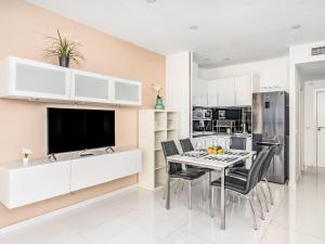 eine Küche und ein Esszimmer mit Tisch und Stühlen in der Unterkunft Apartment Castillo de Santa Clara-1 by Interhome in Torremolinos + 28 Fotos