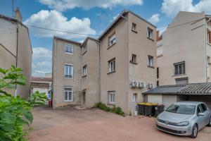 a car parked in front of a building at Tulipe Roanne centre-ville - Parking & Clim in Roanne