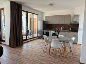 O bucătărie sau chicinetă la Deluxe Apartment with Sea View Vineyard Spa Resort Aheloy