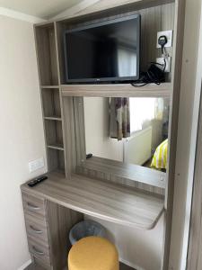 Телевизор и/или развлекательный центр в Much Loved Family Static Caravan