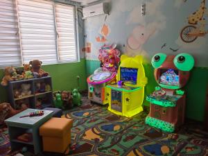 una sala de juegos para niños con muchos juguetes en Balneo & SPA Hotel Aura, en Velingrad