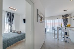 Postel nebo postele na pokoji v ubytování Luxury apart, beach, swimming pool, Okrug, Trogir + 39 fotografií