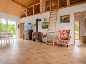 salon z łóżkiem na podwyższeniu i drabiną w obiekcie Holiday Home Zagroda nad Krutynią by Interhome w mieście Spychowo