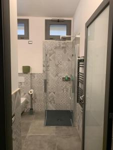 eine Dusche mit Glastür im Badezimmer in der Unterkunft Loft di Gianluca e Grazia in Maracalagonis