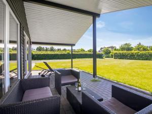 Zahrada ubytování Holiday Home Susan - 600m from the sea by Interhome