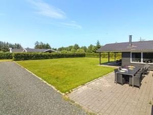 Zahrada ubytování Holiday Home Susan - 600m from the sea by Interhome