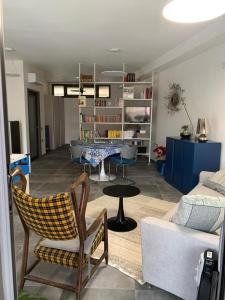 ein Wohnzimmer mit Sofa und Tisch in der Unterkunft Loft di Gianluca e Grazia in Maracalagonis