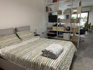 ein Schlafzimmer mit einem Bett mit einer Decke darauf in der Unterkunft Loft di Gianluca e Grazia in Maracalagonis