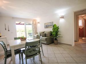 Ruang duduk di Apartment Caprera by Interhome
