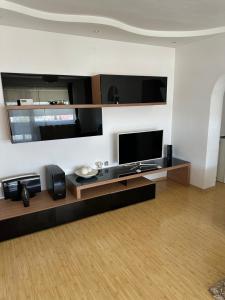 Μια τηλεόραση ή/και κέντρο ψυχαγωγίας στο Silviu House +4 φωτογραφίες