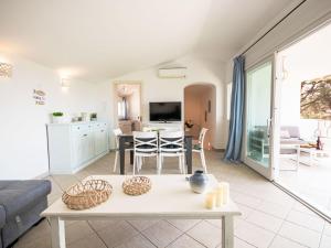 Televisyen dan/atau pusat hiburan di Apartment Pitrizza by Interhome