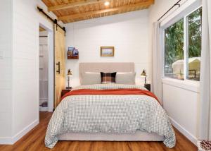 un dormitorio con una cama y una ventana en Relaxing Tree House in Sequim, Washington, Perfect for a Glamping Getaway to Olympic National Park, en Sequim