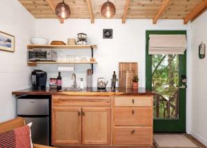 Una cocina con gabinetes de madera y encimera. en Relaxing Tree House in Sequim, Washington, Perfect for a Glamping Getaway to Olympic National Park, en Sequim 18 fotos más