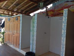 モンタニタにあるMaeo Suites Hotelの木製のドアと天井の部屋