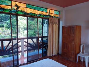 モンタニタにあるMaeo Suites Hotelのステンドグラスの窓がある部屋