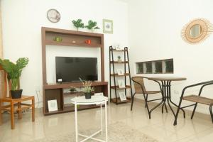 a living room with a tv and a table and chairs at Departamento Céntrico in Pucallpa