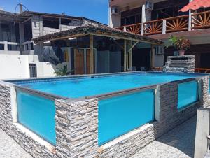 モンタニタにあるMaeo Suites Hotelの家の真ん中にあるプール