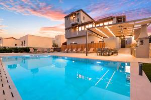 DhrámiaStafa Villa Private Pool的房子前面的游泳池