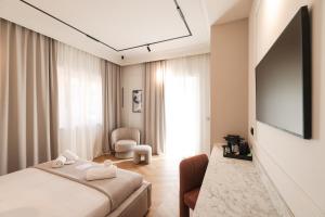 ein Hotelzimmer mit Bett und Flachbildfernseher in der Unterkunft Estium Heritage Rooms in Zadar