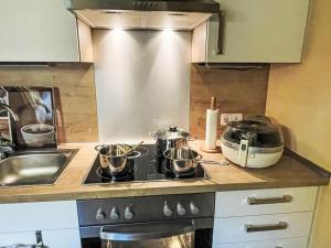Η κουζίνα ή μικρή κουζίνα στο Apartment Am Hohen Bogen-75 by Interhome